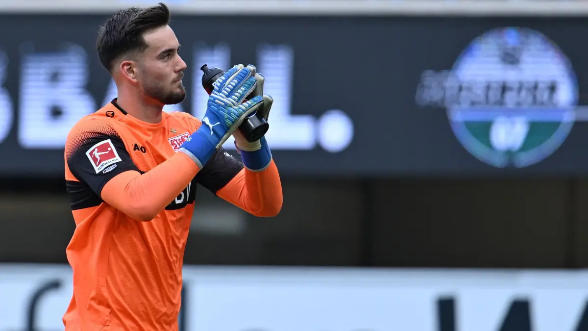 SC Paderborn 07 - VfB Stuttgart: 10.10.2026, Nordrhein-Westfalen, Paderborn: Fußball, Männer: Bundesliga, SC Paderborn 07 - VfB Stuttgart, 5. Spieltag, Home Deluxe Arena. Torwart Dennis Seimen (VfB Stuttgart) klatscht. Foto: Swen Pförtner/dpa - WICHTIGER HINWEIS: Gemäß den Vorgaben der Bundesliga bzw. des DFB Deutscher Fußball-Bund ist es untersagt, in dem Stadion und/oder vom Spiel angefertigte Fotoaufnahmen in Form von Sequenzbildern und/oder videoähnlichen Fotostrecken zu verwerten bzw. verwerten zu lassen. +++ dpa-Bildfunk +++