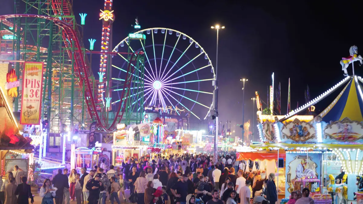 Stuttgart das Cannstatter Volksfest ist bei Dunkelheit am schoensten wenn Millionen Lichter an gehen und der Wasen in seiner anderen Seite ziegt. Hier sind die Bilder. Foto Andreas Rosar Fotoagentur-Stuttgart 07.10.2026