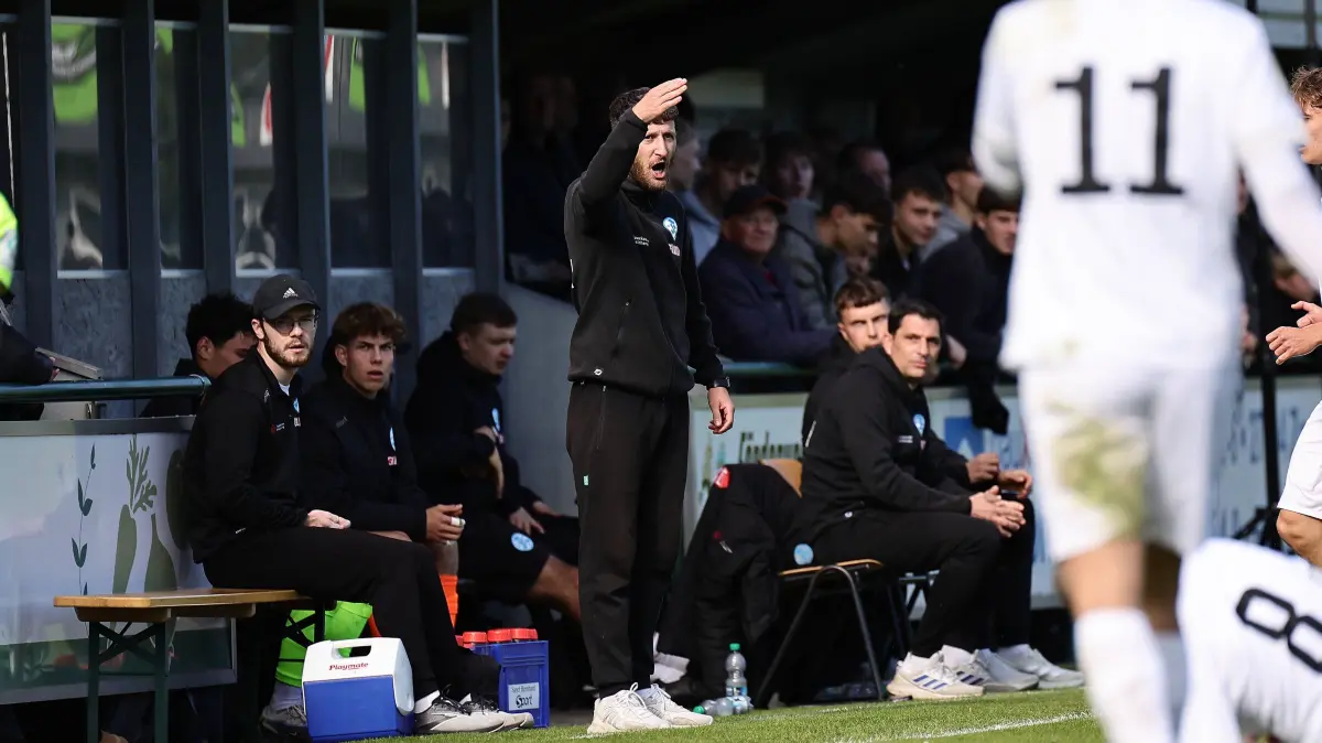 Fussball I Jugend I Saison 2025-2026 I DFB-Pokal I 2. Runde I JFV A/O/B/H/H - SV Stuttgarter Kickers I 03.10.2025 Harun Gülcan Trainer Stuttgarter Kickers Ahlerstedt Stadion am Auetal Niedersachsen Deutschland *** Soccer I Youth I Season 2025 2026 I DFB Cup I 2 Round I JFV A O B H H SV Stuttgarter Kickers I 03 10 2025 Harun Gülcan Coach Stuttgarter Kickers Ahlerstedt Stadion am Auetal Lower Saxony Germany Copyright: xLobeca/JörgxStruwex