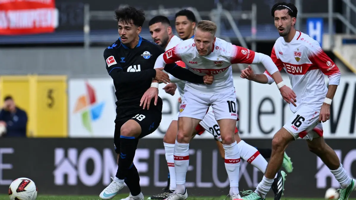 SC Paderborn 07 - VfB Stuttgart: 10.10.2026, Nordrhein-Westfalen, Paderborn: Fußball, Männer: Bundesliga, SC Paderborn 07 - VfB Stuttgart, 5. Spieltag, Home Deluxe Arena. Laurin Ulrich (l, SC Paderborn 07) kämpft mit Chris Führich (r, VfB Stuttgart) um den Ball. Foto: Swen Pförtner/dpa - WICHTIGER HINWEIS: Gemäß den Vorgaben der Bundesliga bzw. des DFB Deutscher Fußball-Bund ist es untersagt, in dem Stadion und/oder vom Spiel angefertigte Fotoaufnahmen in Form von Sequenzbildern und/oder videoähnlichen Fotostrecken zu verwerten bzw. verwerten zu lassen. +++ dpa-Bildfunk +++