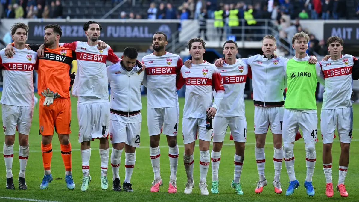 SC Paderborn 07 - VfB Stuttgart: 10.10.2026, Nordrhein-Westfalen, Paderborn: Fußball, Männer: Bundesliga, SC Paderborn 07 - VfB Stuttgart, 5. Spieltag, Home Deluxe Arena. Spieler von VfB Stuttgart feiern nach dem Spiel. Foto: Swen Pförtner/dpa - WICHTIGER HINWEIS: Gemäß den Vorgaben der Bundesliga bzw. des DFB Deutscher Fußball-Bund ist es untersagt, in dem Stadion und/oder vom Spiel angefertigte Fotoaufnahmen in Form von Sequenzbildern und/oder videoähnlichen Fotostrecken zu verwerten bzw. verwerten zu lassen. +++ dpa-Bildfunk +++