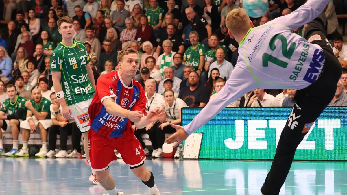 BAU // 10.10.2026, Deutschland, Göppingen, Handball Opel HBL Bundesliga,
FRISCH AUF! Göppingen vs. SG BBM Bietigheim, v.l. Till Hermann (BBM), Kristian Saeveras (FAG)