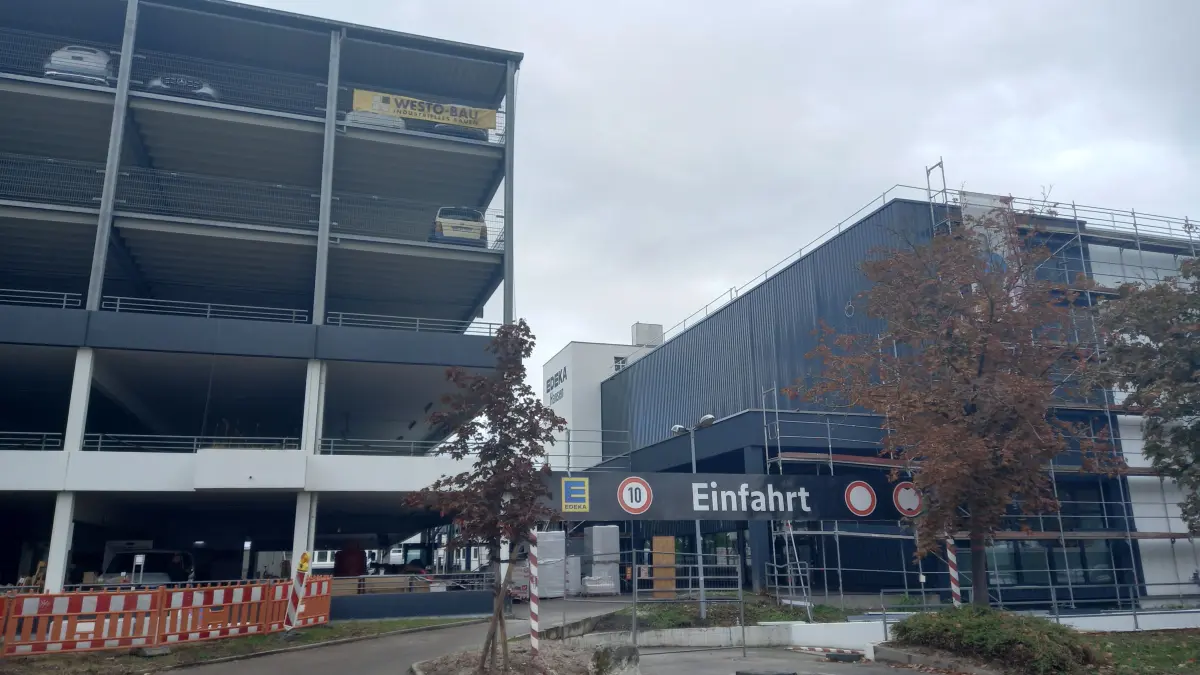 An dem großen Gebäudekomplex in Fellbach-Schmiden ist das Logo von Edeka angebracht.