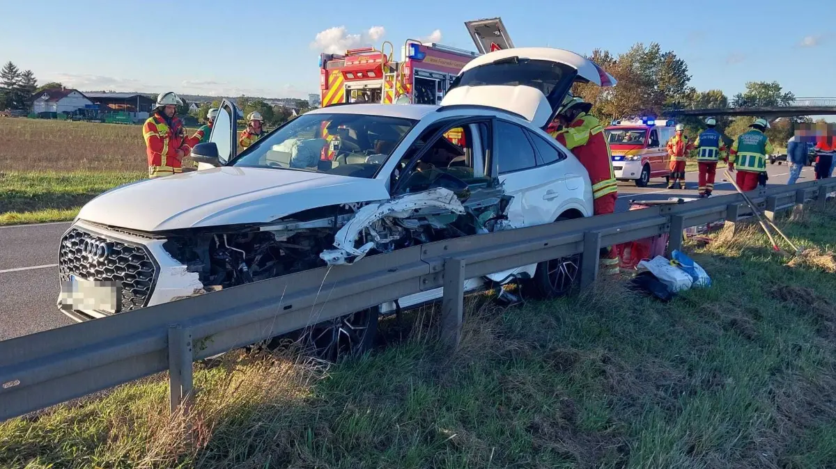 Ein Audi-Fahrer ist am Samstagabend auf der B295 in den Gegenverkehr geraten und dort mit einem VW Touareg mit Anhänger zusammengestoßen.