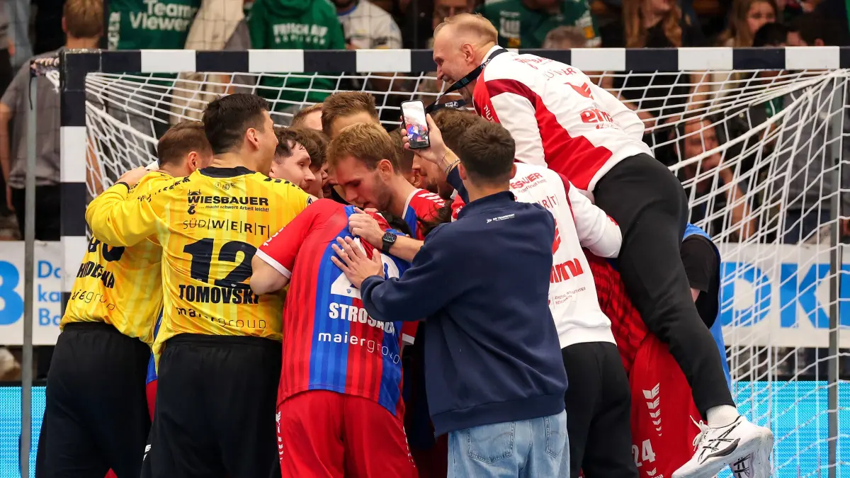 10.10.2026, Deutschland, Göppingen, Handball Opel HBL Bundesliga, FRISCH AUF Göppingen vs. SG BBM Bietigheim, Jubel Bietigheim, oben BBM Trainer Hartmut Mayerhoffer BBM *** October 10, 2026, Germany, Göppingen, Opel HBL Bundesliga Handball, FRISCH AUF Göppingen vs. SG BBM Bietigheim, Bietigheim celebrating, BBM coach Hartmut Mayerhoffer top BBM