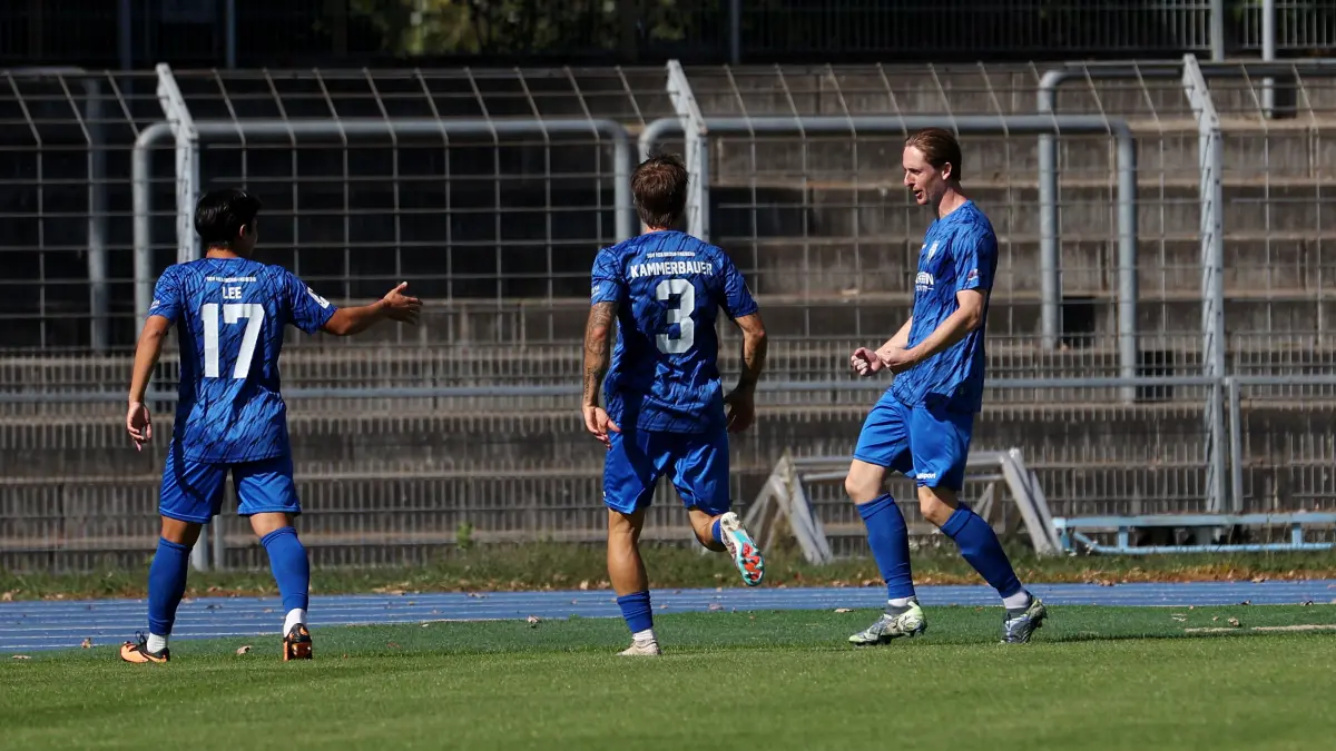 BAU // 2026.09.26, Deutschland, Heilbronn Fußball SGV Heilbronn-Freiberg vs. SV Stuttgarter Kickers, Jubel über das Tor zum 1:0, v.l. Gwangin Lee, David Kammerbauer, Torschütze Justin Steinkötter (Freiberg)