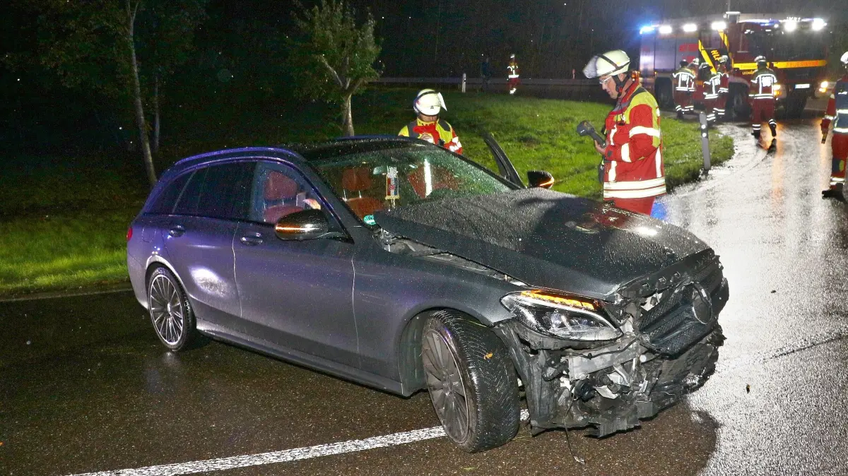 11.10.2026: Ein rätselhafter Unfall beschäftigte am frühen Sonntagmorgen Feuerwehr, Rettungsdienst und Feuerwehr im Höfinger Tal. Kurz nach 1 Uhr ging es für die Freiwillige Feuerwehr Leonberg, einen Rettungswagen und die Polizei zu eine gemeldeten Verkehrsunfall in die Strohgäustraße zwischen Leonberg und Höfingen. Beim Eintreffen der Einsatzkräfte, stand in einer engen 180-Grad Kehre eine im Frontbereich stark beschädigte C-Klasse quer auf der Fahrbahn. Die Beschädigungen führten vom heftigen Einschlag in die Leitplanke her, die deutlich verbogen war. Das Erstaunliche war allerdings, dass das Fahrzeug verlassen dort stand, vom dem oder den Insassen fehlte jede Spur. Die Feuerwehr leuchtete daraufhin die Unfallstelle weiträumig aus und begab sich mit Handlampen und Wärmebildkamera auf die Suche nach eventuell verletzten Fahrzeuginsassen in der näheren Umgebung. Da die Suche, teilweise im strömenden Regen, allerdings zu keinem Ergebnis führte, beendeten Feuerwehr und Rettungsdienst ihren Einsatz und übergaben die Einsatzstelle an die Polizei, die die weiteren Ermittlungen zum Fahrer übernahm.
Foto: KS-Images.de/Andreas Rometsch