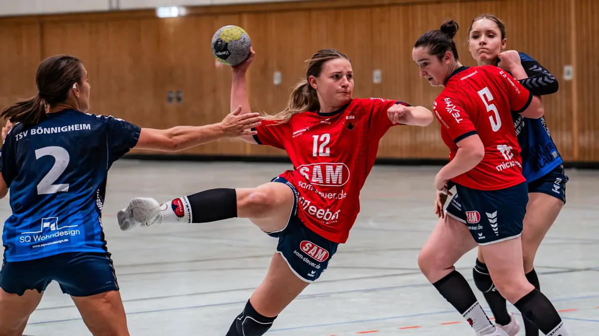 Sina Venth. Dominika Baranski(TSV Bönnigheim, #12) kommt frei zum Wurf, links Alexandra Zäh(TSV Bönnigheim, #2), im Hintergrund Anna Weingärtner(SG H2Ku Herrenberg, #05) und Clara Höhn(TSV Bönnigheim, #22)GER, TSV Boennigheim vs. SG H2Ku Herrenberg, Handball, Regionalliga BW, 4. Spieltag, Spielzeit 2026/2027, 10.10.2026Foto: Eibner-Pressefoto/Cornelius Mann