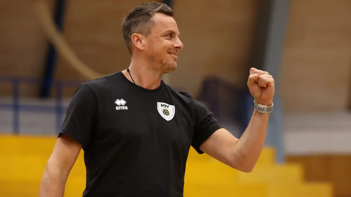 Volleyball Barock Volleys MTV Ludwigsburg vs. Baden Volleys Karlsruhe: BAU // 2026.10.10, Deutschland, Ludwigsburg, Volleyball Barock Volleys MTV Ludwigsburg vs. Baden Volleys Karlsruhe, Trainer Patrick Steuerwald (LB) jubelt und ballt die Faust