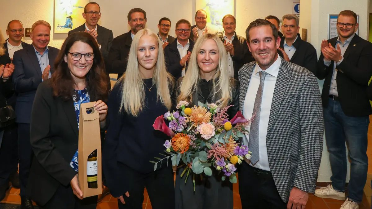 Mundelsheim, BM Wahl in Mundelsheim, v.l:: stellv. BM Beate Fähnle, Tochter Rubi, Ehefrau Corinna, Boris Seitz.Wahlbeteiligung bei 40,47%, 92,12% Wahlergebnis.