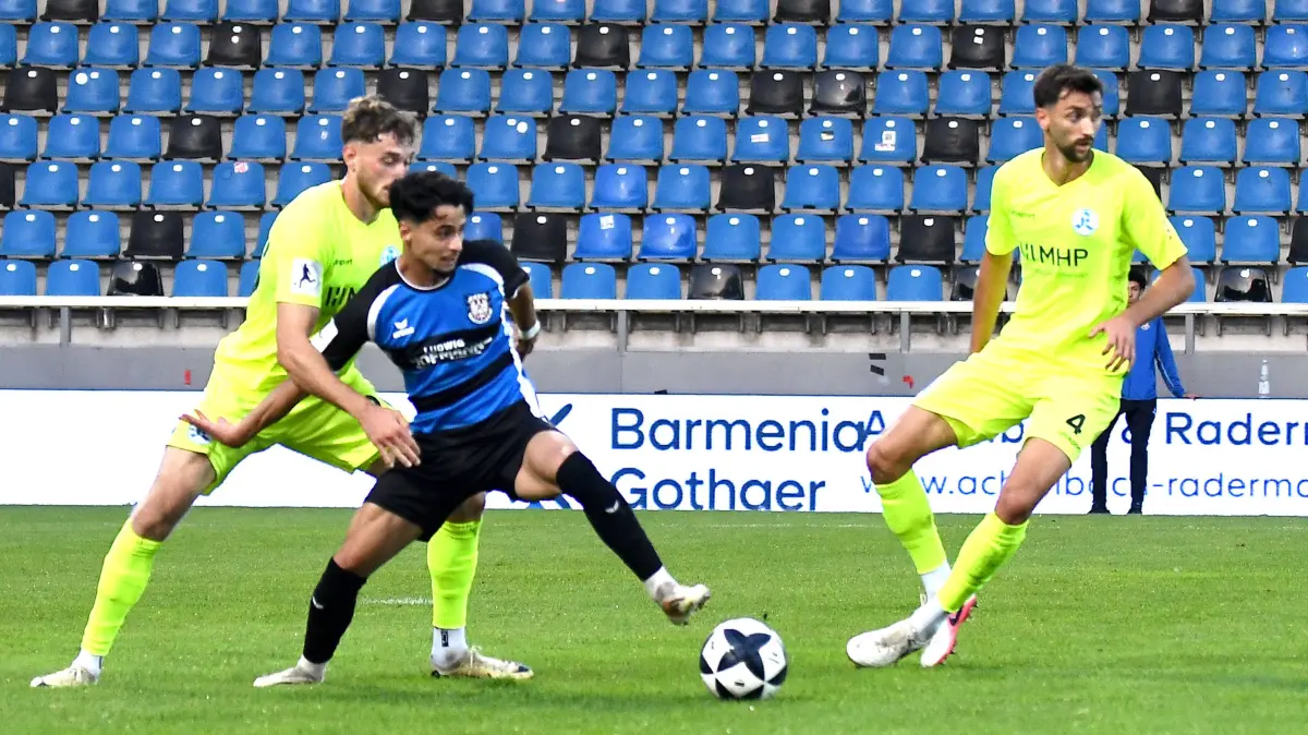 18.09.2026, xokbx, Fussball Regionalliga Suedwest, FSV Frankfurt - Stuttgarter Kickers v.l. Ismail Harnafi FSV Frankfurt, Luca Trslic Stuttgarter Kickers, Elvir Zukaj Stuttgarter Kickers, Zweikampf, Duell Frankfurt am Main *** September 18, 2026, xokbx, Regionalliga Southwest Soccer, FSV Frankfurt vs. Stuttgarter Kickers, Ismail Harnafi FSV Frankfurt, Luca Trslic, Stuttgarter Kickers Elvir Zukaj, Stuttgarter Kickers Tackle, Head-to-head, Frankfurt am Main