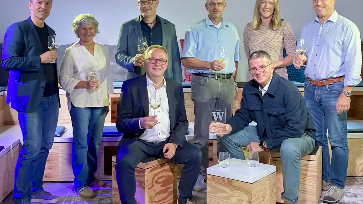 Moderator und Projektleiter der Weinmeisterschaft Holger Gayer und Nico Bosch (vorne) mit: Philipp Kollmar, Brigitte Wittich, Jürgen Zipf, Raimund Laicher, Tanja Baumann und Christian Zaiß (von links)