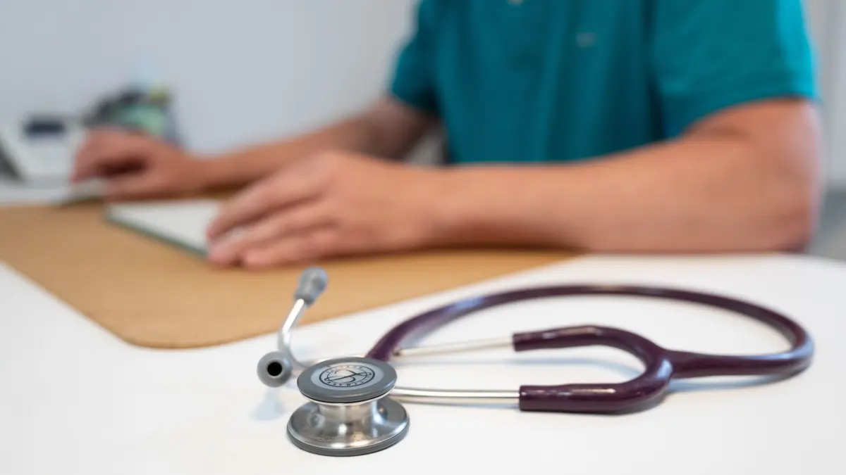 Arztpraxis: Ein Arzt sitzt am Schreibtisch in seiner Praxis. (zu dpa: «Wie sicher sind stabile Krankenkassenbeiträge 2027?»)