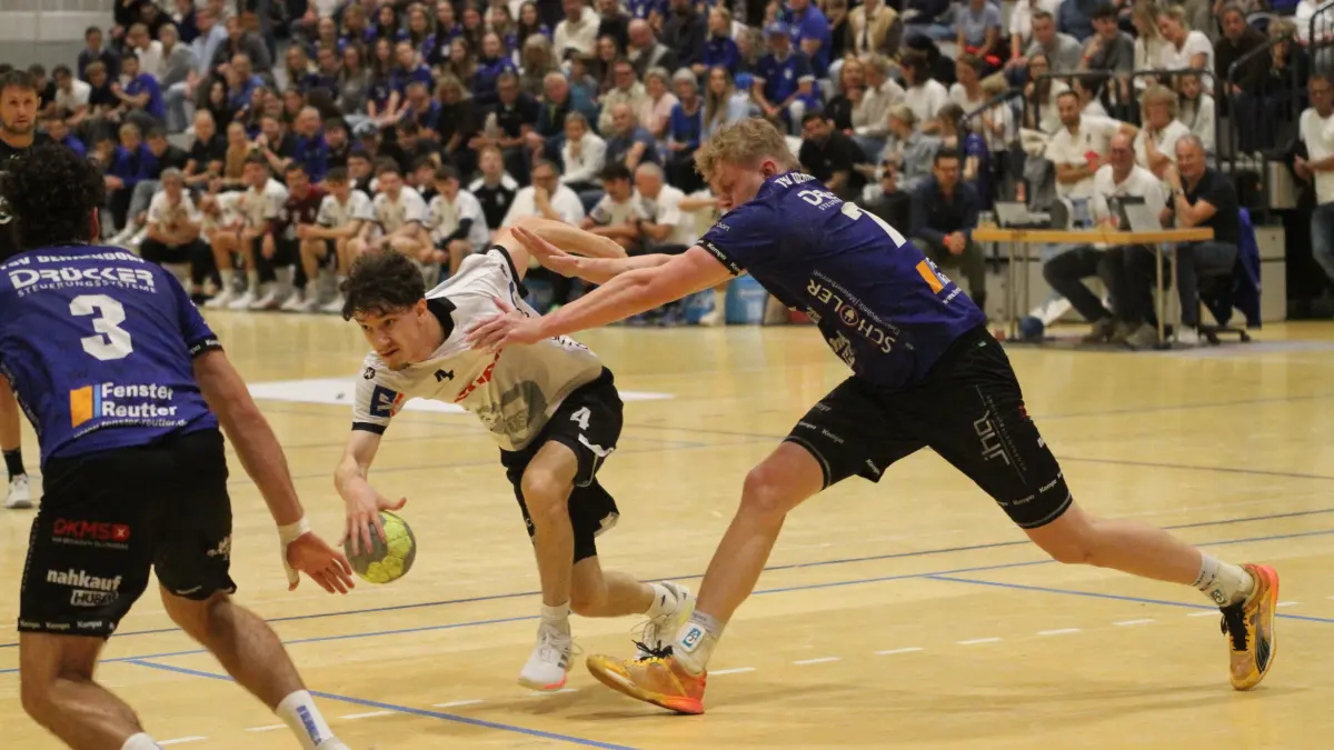 Deizisaus Matts Fischer (am Ball) zieht es Richtung Tor, Niklas Ockers hindert ihn daran.