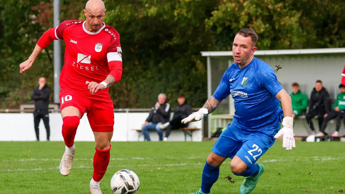 Fußball TSV Heimerdingen vs. SG Schorndorf : BAU // 11.10.2026, Deutschland, Heimerdingen, Fußball Landesliga Staffel 1,
TSV Heimerdingen vs. SG Schorndorf, 0:1 Tor, Torschütze Matthias Morys (SG), rechts Maik Riesch (TSV)