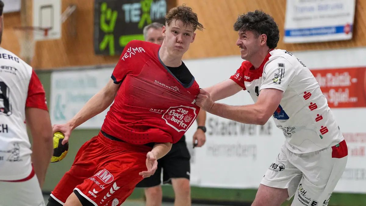 Lennart Lohrer (SG H2Ku Herrenberg,#05) im Duell mit Niklas Friedrich (TG Schömberg,#04) ,
SG H2Ku Herrenberg vs. TG Schömberg, Handball, Verbandsliga Staffel 2, 4.Spieltag, 2026/2027, 10.10.2026,
Foto: Eibner-Pressefoto/Daniele La Rocca