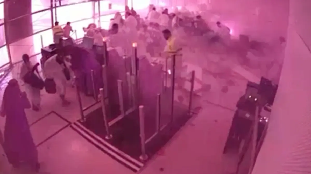 Nahostkonflikt - Saudi-Arabien: Dieses Bild aus einem vom saudischen Medienministerium via AP veröffentlichten CCTV-Video zeigt Passagiere, die Schutz suchen, während Flammen und Rauch in einem Teil des King-Khalid-Flughafens in Riad zu sehen sind, während eines Vorfalls vom 10. Oktober 2026, den die Behörden als Angriff auf den Flughafen bezeichneten. (zu dpa: «Saudi-Arabien und Jemen: Eine neue Front im Iran-Krieg»)