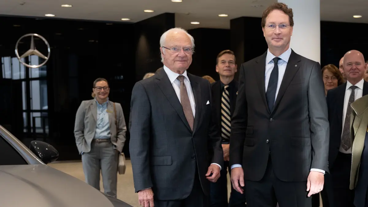 Waren unter anderem im Design Center (von links): Der schwedische König Carl XVI. Gustaf, Mercedes-Chef Ola Källenius, Sylvia Schwaag Serger, Präsidentin der Königlich Schwedischen Akademie der Ingenieurwissenschaften (IVA), die schwedische Botschafterin in Berlin, Veronika Wand-Danielsson, und der IVA-Vorstandsvorsitzende Marcus Wallenberg.