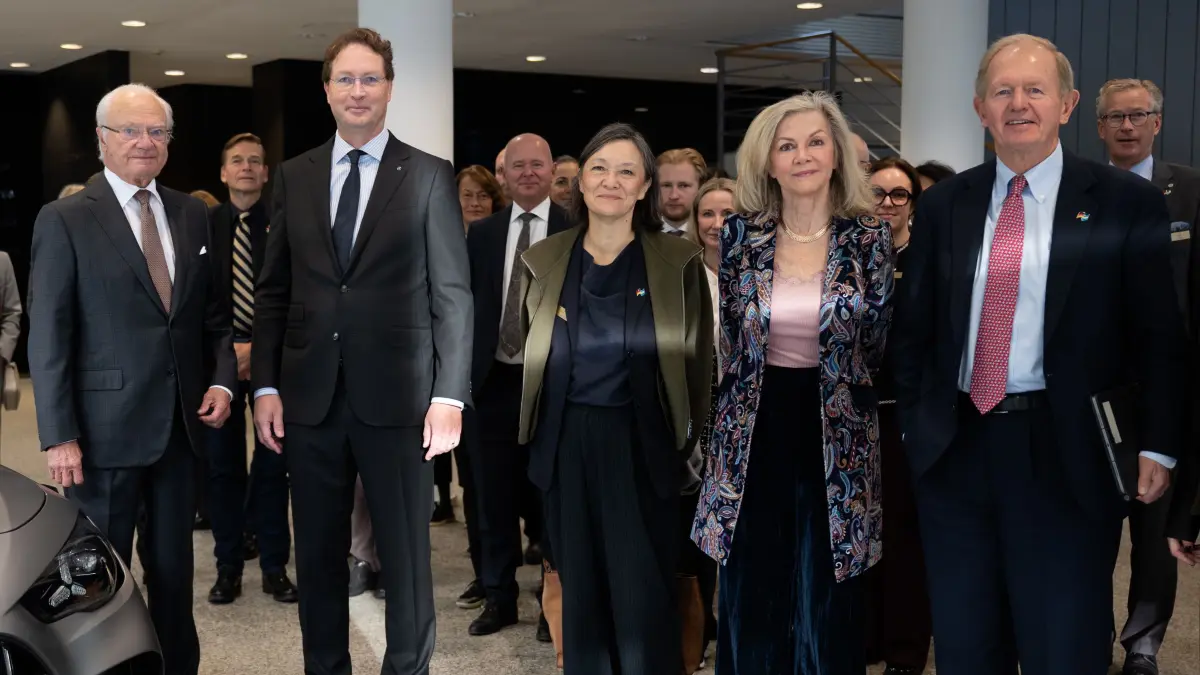 Waren unter anderem im Design Center (von links): Der schwedische König Carl XVI. Gustaf, Mercedes-Chef Ola Källenius, Sylvia Schwaag Serger, Präsidentin der Königlich Schwedischen Akademie der Ingenieurwissenschaften (IVA), die schwedische Botschafterin in Berlin, Veronika Wand-Danielsson, und der IVA-Vorstandsvorsitzende Marcus Wallenberg.
