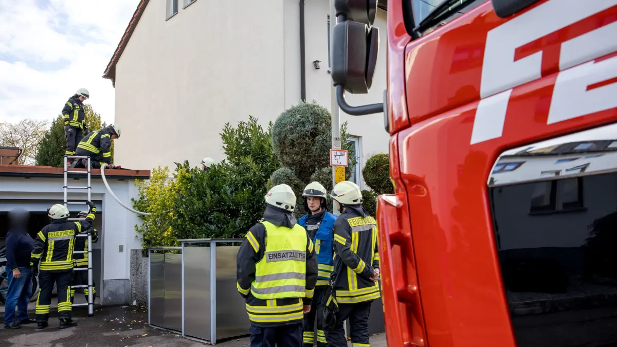 Großaufgebot von Einsatzkräften alarmiert - Vor Ort brannte lediglich Papierkorb im Zimmer