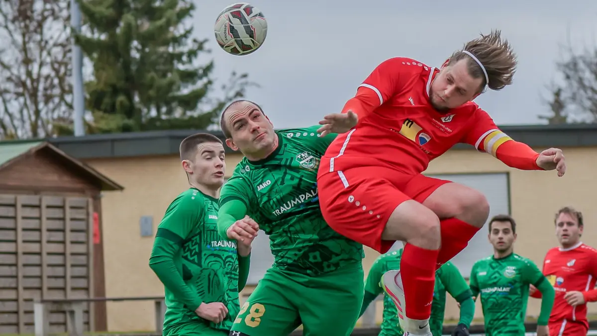 Der Oeffinger Linus Benz trifft im Stadtderby gegen den SV Fellbach II zum 1:0.