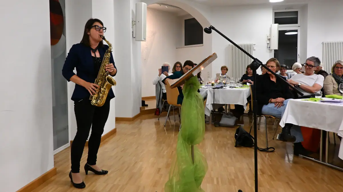 Martina Dorner lässt beim Frauenmahl ihr Saxofon sprechen.