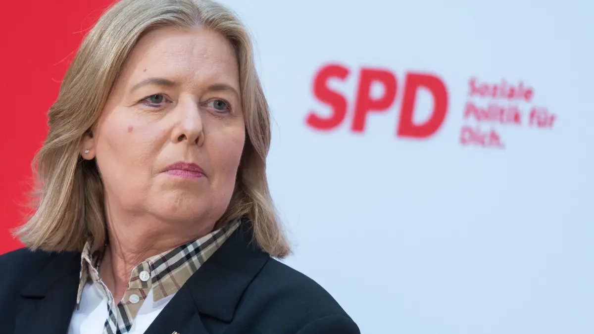 Bärbel Bas: ARCHIV - 12.05.2025, Berlin: Bärbel Bas (SPD), Bundesarbeitsministerin, spricht bei einer Pressekonferenz. (zu dpa: «Bas tritt als Parteichefin und Ministerin zurück») Foto: Christophe Gateau/dpa +++ dpa-Bildfunk +++