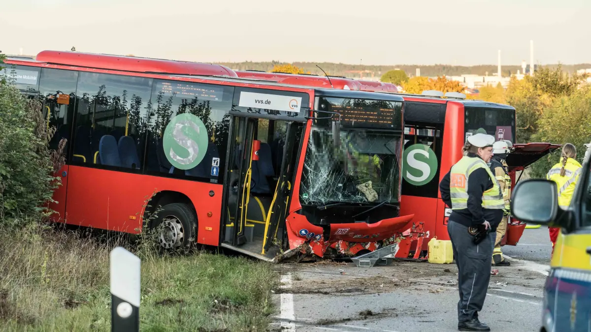 Am Montagabend kam es auf der Strecke zwischen Dagersheim und Aidlingen zu einem schweren Verkehrsunfall mit einem Gelenkbus. Dabei wurden nach ersten Informationen drei Personen verletzt, eine davon schwer.<br />
<br />
Nach ersten Informationen der Polizei war der Linienbus in Richtung Dagersheim unterwegs, als er aus bislang ungeklaerter Ursache ins Schlingern geriet. Daraufhin kam das Fahrzeug nach rechts in den Gruenstreifen, ueberquerte anschliessend die Fahrbahn und geriet auf der gegenueberliegenden Seite erneut in den Gruenstreifen.<br />
<br />
Im weiteren Verlauf drehte sich der vordere Teil des Gelenkbusses. Schliesslich knickte das Fahrzeug in der Mitte auseinander, sodass das Heck neben dem vorderen Teil zum Stillstand kam.<br />
<br />
Zum Unfallzeitpunkt befanden sich insgesamt vier Personen, darunter der Busfahrer, im Fahrzeug. Der Fahrer erlitt schwere Verletzungen, zwei weitere Insassen wurden leicht verletzt. Eine vierte Person blieb nach bisherigen Informationen unverletzt.<br />
<br />
Die Strecke zwischen Dagersheim und Aidlingen ist aufgrund der Unfallaufnahme und der Bergungsarbeiten voraussichtlich fuer laengere Zeit voll gesperrt. Verkehrsteilnehmer werden gebeten, den Bereich weitraeumig zu umfahren.<br />
<br />
Die genaue Unfallursache ist bislang unklar.