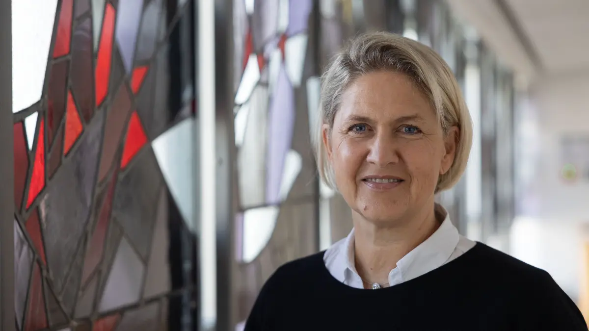 Interview mit der neuen Schulleiterin des Mädchengymnasiums St. Agnes über die Entwicklungen an Ihrer Schule und warum es Mädchenschulen heute noch braucht. : Porträt von Susie Hartmann-Kraft, Schulleiterin St.Agnes.