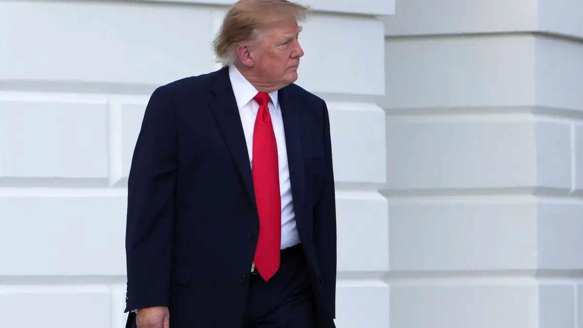 US-Präsident Trump: 12.10.2026, USA, Washington: US-Präsident Donald Trump kommt am South Lawn des Weißen Hauses auf die Reporter zu, bevor er an Bord von „Marine One“ steigt. Foto: Julia Demaree Nikhinson/AP/dpa +++ dpa-Bildfunk +++