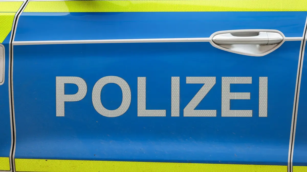 Polizei: Ein Streifenwagen der Polizei. (Symbolbild) (zu dpa: «Diebe stehlen Papagei»)