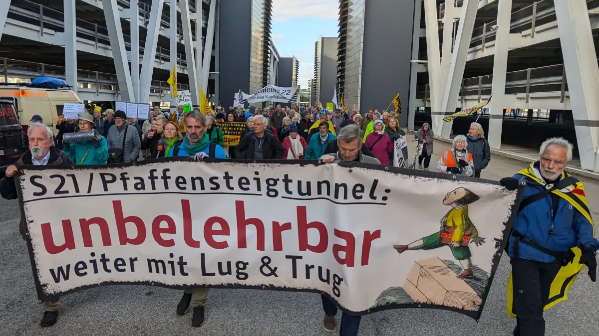 Rund 100 Gegner des Bahnprojekts Stuttgart 21 haben auf den Fildern demonstriert. Die Demonstranten machten sich vom Flughafen durch das Bosch-Parkhaus zur Baustelle des Pfaffensteigtunnels auf.