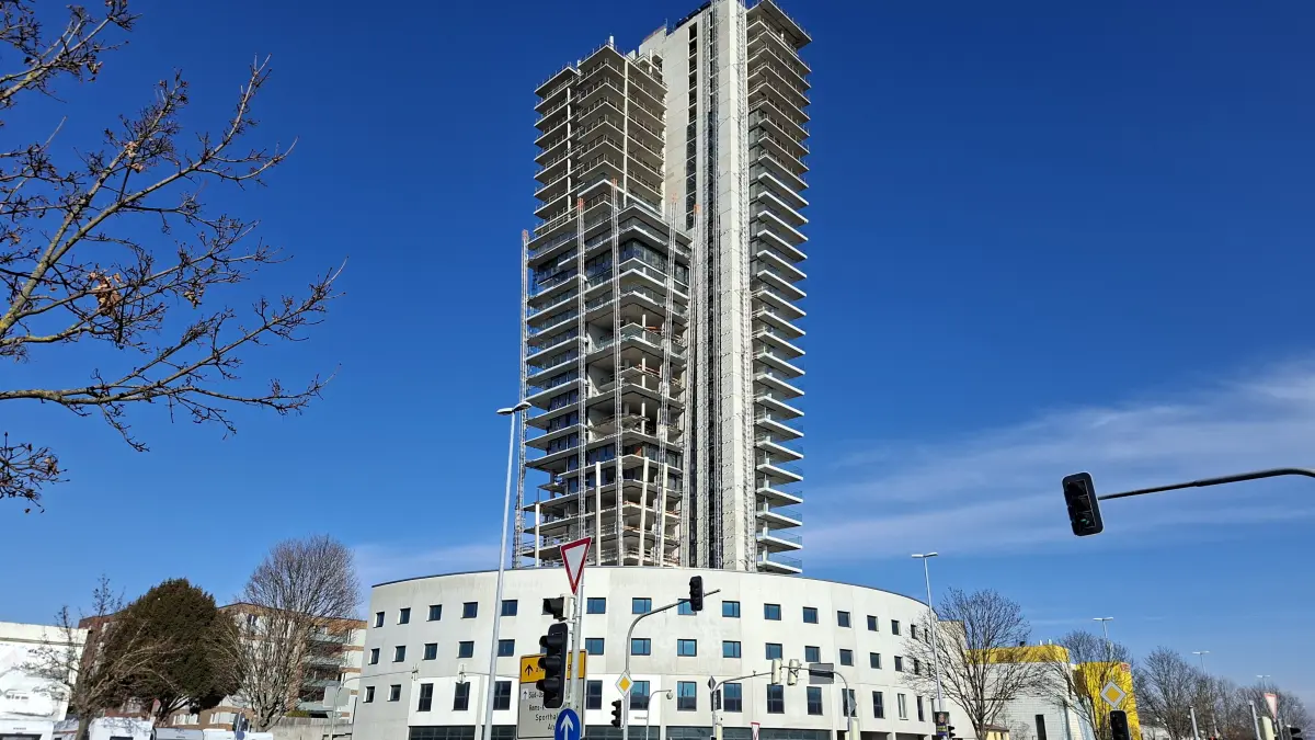 Schwabenlandtower Fellbach, von der Kreuzung Schorndorfer Straße/Waiblinger Straße aus gesehen.