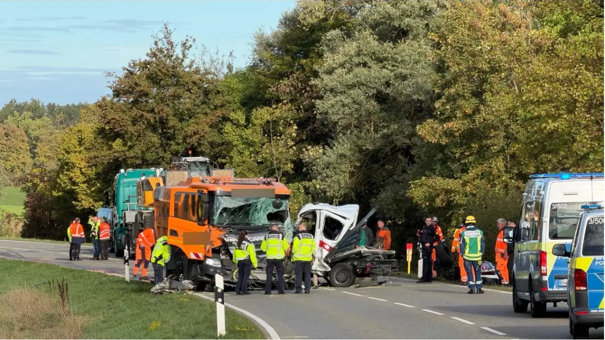 Bei einem Unfall auf der B463 bei Haigerloch sind mehrere Personen schwer verletzt worden.