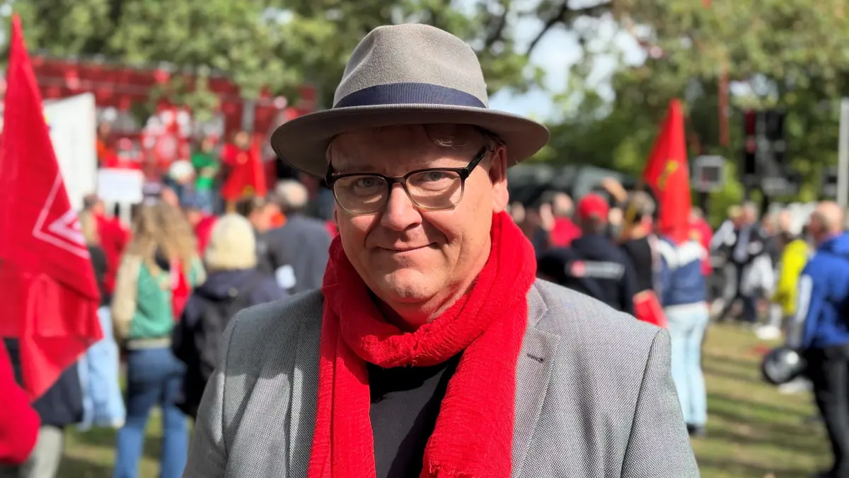 Der Liedermacher Christian Fahrenheit bei der IG-Metall-Demo in Hannover-Stöcken.