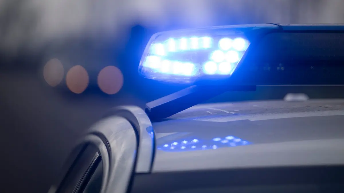 Polizei: Ein Blaulicht blinkt während eines Fototermins mit der Deutschen Presse-Agentur (dpa) (zu dpa: «Unbekannte liefern sich Spritztour mit gestohlenen Golfcarts»)