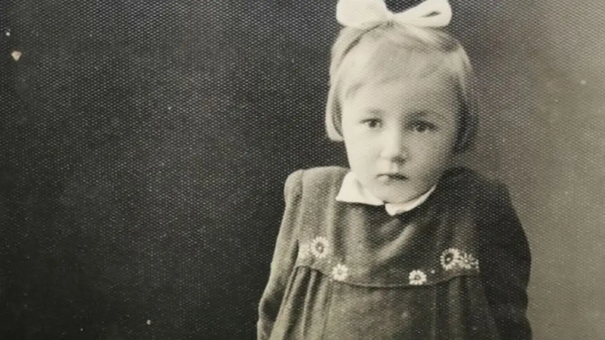 Marianne Kress und ihre Mutter aus Bönnigheim wurden im Oktober 1946 aus ihrer Heimat in Nordmähren, heute Tschechien, vertrieben. Das Bild zeigt die dreijährige Marianne zu Besuch bei ihrer Tante und Cousine, die sie vor der Flucht öfters besuchte, damit ihre Mutter Zeit hatte zu packen. Die Kleidung und Schühchen auf dem Foto wurden ihr ausgeliehen. Foto: privat