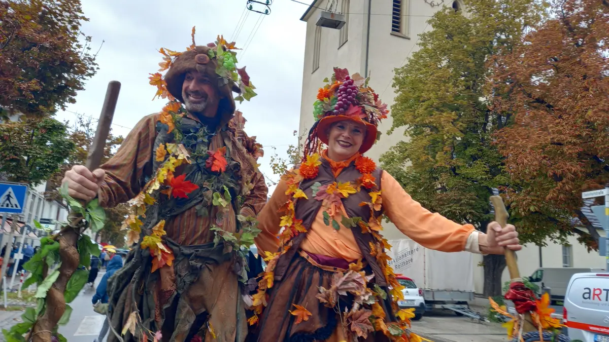 Die Stelzenkünstler in ihren Herbst-Kostümen zogen die Blick auf sich.