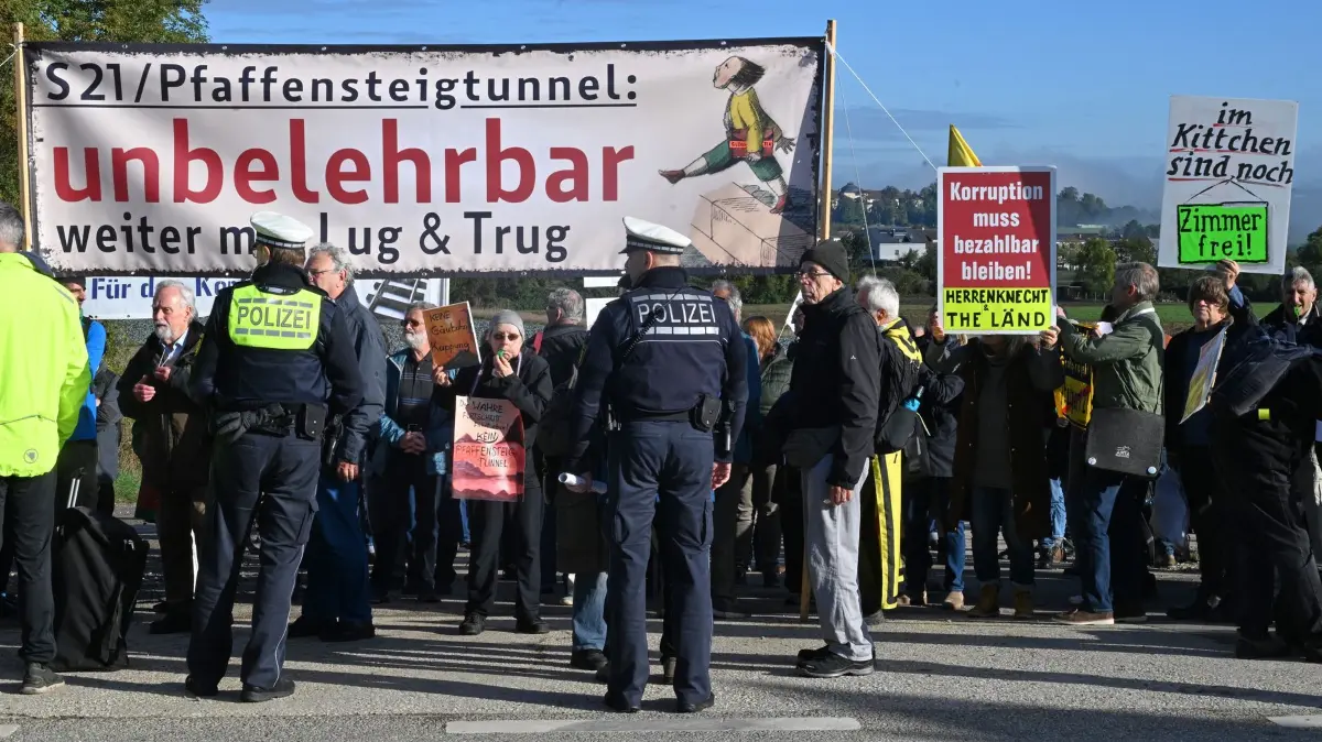 Symbolischer Baustart Pfaffensteigtunnel: Gegner des Bahnprojekts Stuttgart 21 demonstrieren mit Fahnen und Transparenten vor dem symbolischen Baustart des Pfaffensteigtunnels. Der rund elf Kilometer lange Pfaffensteigtunnel ist ein wichtiges Bauwerk des Gäubahn-Ausbaus zwischen Stuttgart, Singen und der Schweizer Grenze. Künftig soll er die bestehende Gäubahn über den Stuttgart Flughafen Fernbahnhof direkt mit der neuen Stuttgart-21-Infrastruktur und dem Stuttgarter Hauptbahnhof verbinden. (zu dpa: «Baustart für Pfaffensteigtunnel - Warum er wichtig ist»)