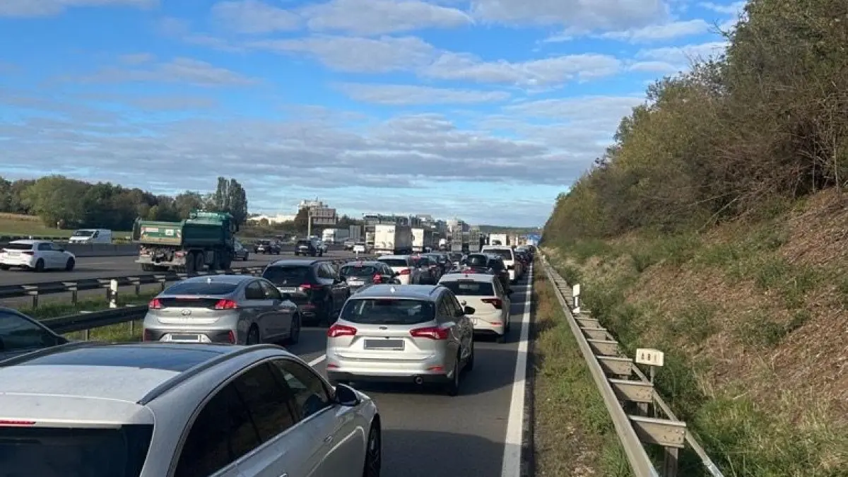 Autos stehen auf der A8 nach einem Auffahrunfall im Stau.