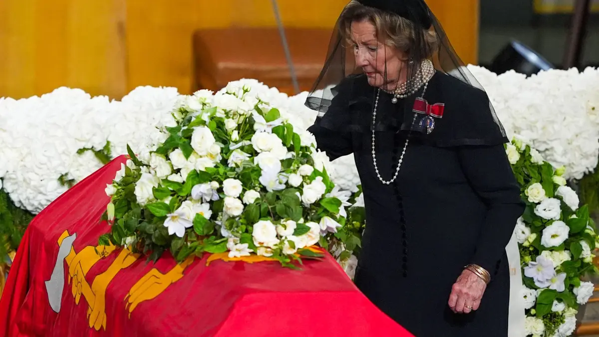 Abschied von König Harald V.: Norwegens Königin Sonja legt während der Trauerfeier für König Harald V. in der Kathedrale von Oslo eine Rose auf den Sarg. (zu dpa: «Königin Sonja gehört nicht mehr zum norwegischen Königshaus»)
