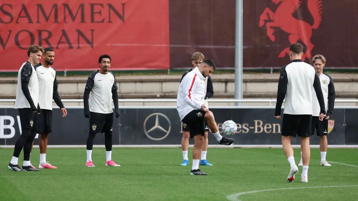 VfB Stuttgart Training: BAU // 2026.10.13, Deutschland, Stuttgart, Fußball VfB Stuttgart Training, v.l. Ramon Hendriks, Josha Vagnoman, Tiago Tomas, Deniz Undav (vorn)
