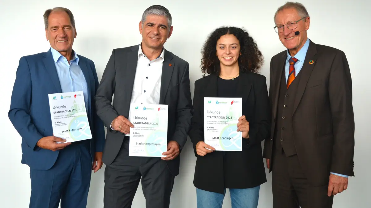 Landrat Roland Bernhard übergibt die Gewinnerurkunden an Tayla Herrmann (Klimaschutzbeauftragte Stadt Renningen), Bürgermeister Ioannis Delakos (Stadt Holzgerlingen) und Martin Killinger (Erster Beigeordneter Stadt Rutesheim)