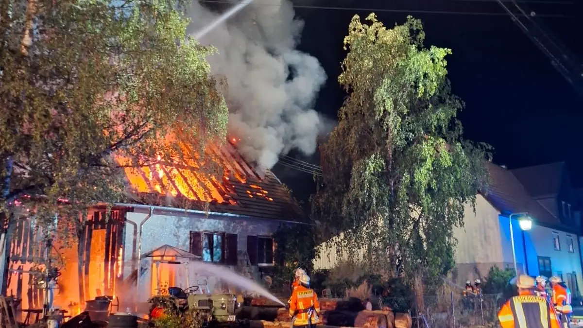 Wohnhaus im Vollbrand Löscharbeiten laufen Bild Markus Fritsch Kreisfeuerwehrverband Calw e.V.