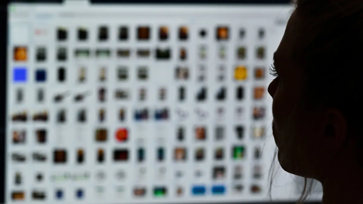 Kindesmissbrauch: Eine Kriminaloberkommissarin sitzt vor einem Auswertungscomputer bei Ermittlungen gegen sexuellen Missbrauch. (zu dpa: «Missbrauch nach Online-Kontakt - Mann in U-Haft»)