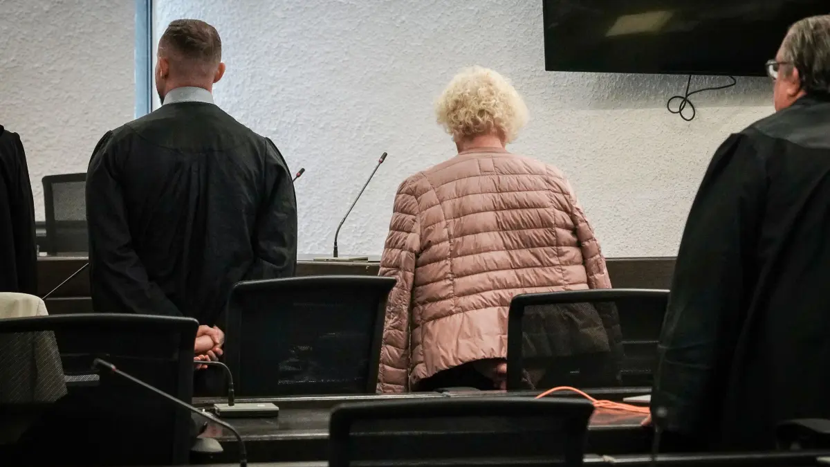 Berufungsverhandlung Die 70-jährige Autofahrerin steht nach dem Unfalltod des Motorradpolizisten Thomas Hohn bei der Fußball-EM 2024 erneut vor dem Landgericht Stuttgart: Berufungsverhandlung Die 70-jährige Autofahrerin steht nach dem Unfalltod des Motorradpolizisten Thomas Hohn bei der Fußball-EM 2024 erneut vor dem Landgericht Stuttgart