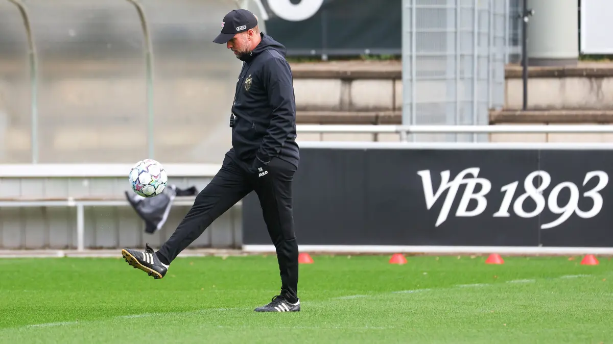 VfB Stuttgart Training: BAU // 2026.10.13, Deutschland, Stuttgart, Fußball VfB Stuttgart Training, Trainer Sebastian Hoeneß jongliert den Ball