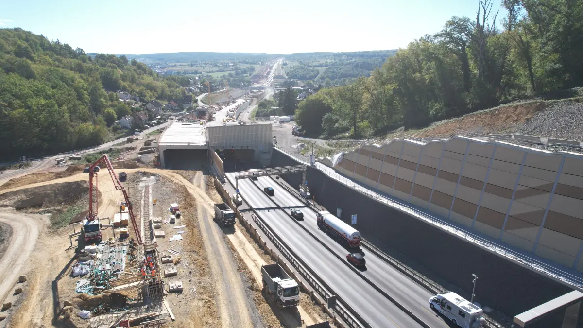 Seit Anfang 2026 fließt der Verkehr auf der A8 bei Pforzheim schon auf der neuen Trasse Richtung Stuttgart. Die Fahrbahn in Richtung Karlsruhe, hier links, wird gerade gebaut.