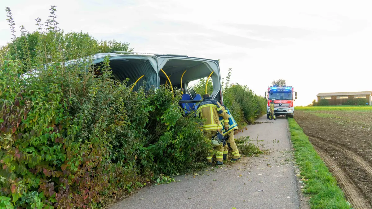 Schwerer Busunfall mit Gelenkbus zwischen Aidlingen und Darmsheim.