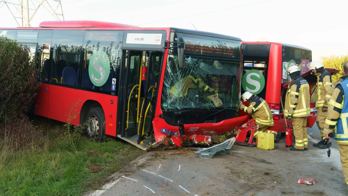Schwerer Busunfall mit Gelenkbus zwischen Aidlingen und Darmsheim.